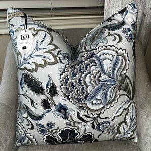 1-NWT CALLISTO HOME LINEN BLEND FLORAL DESIGN LUXURY DECORATIVE PILLOW